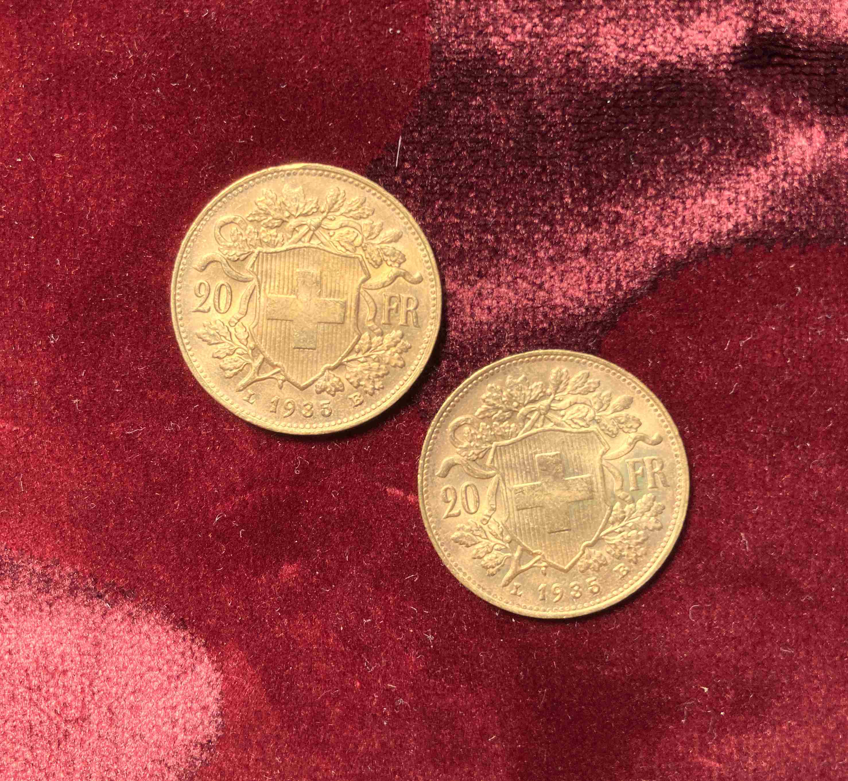 SUISSE, DEUX pièces de 20F or type Vreneli, 1935.