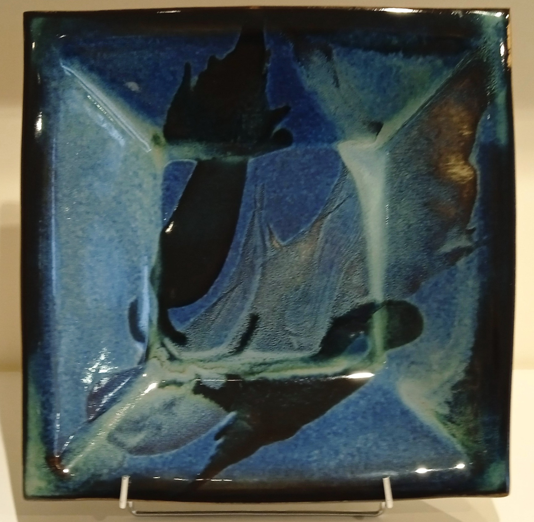 Jean-Yves LEMONNIER (XXIe)
PLAT en grès émaillé bleu.
Longueur : 32 cm.