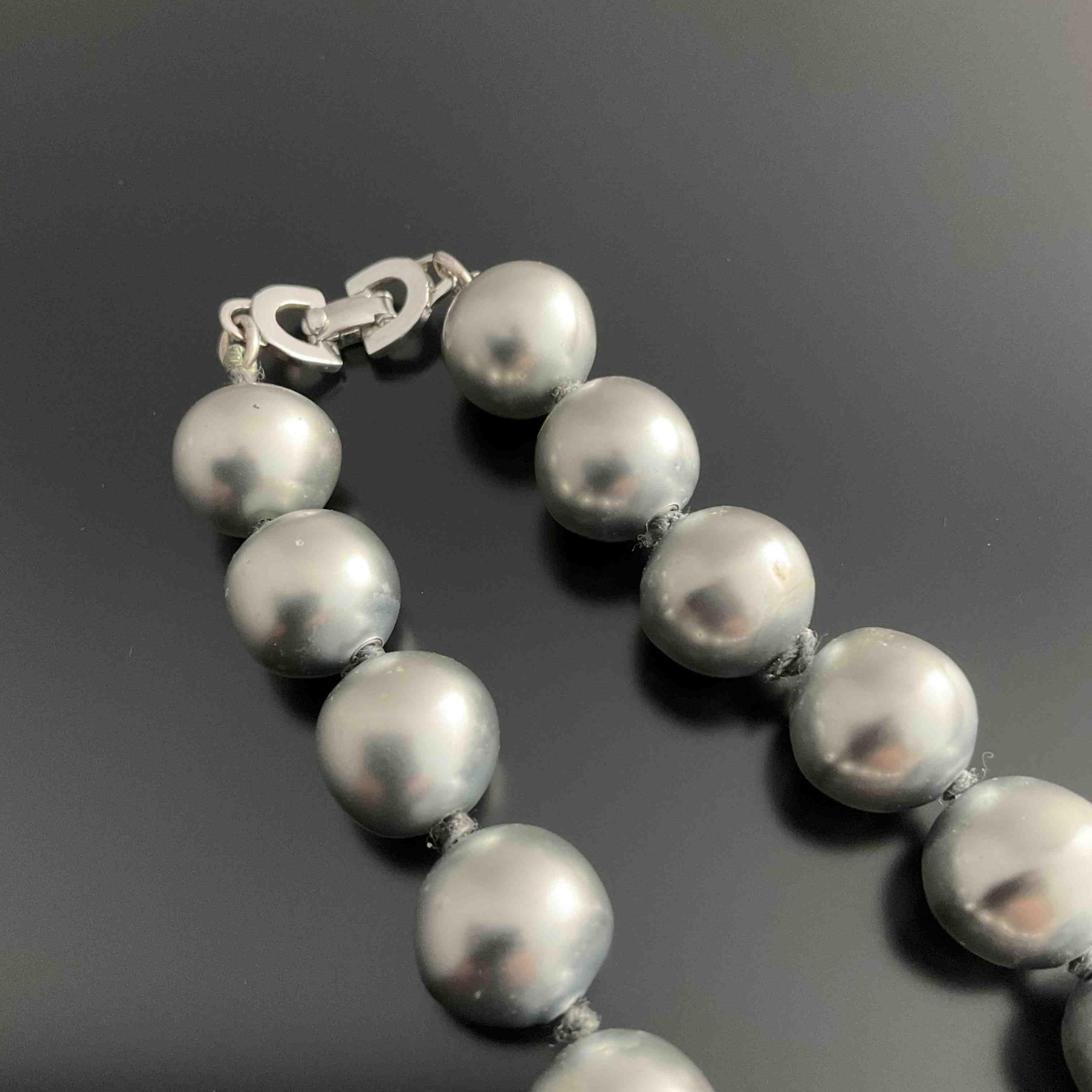 DIOR. COLLIER RAS-DE-COU de perles fantaisie baroques. Perles grises et...