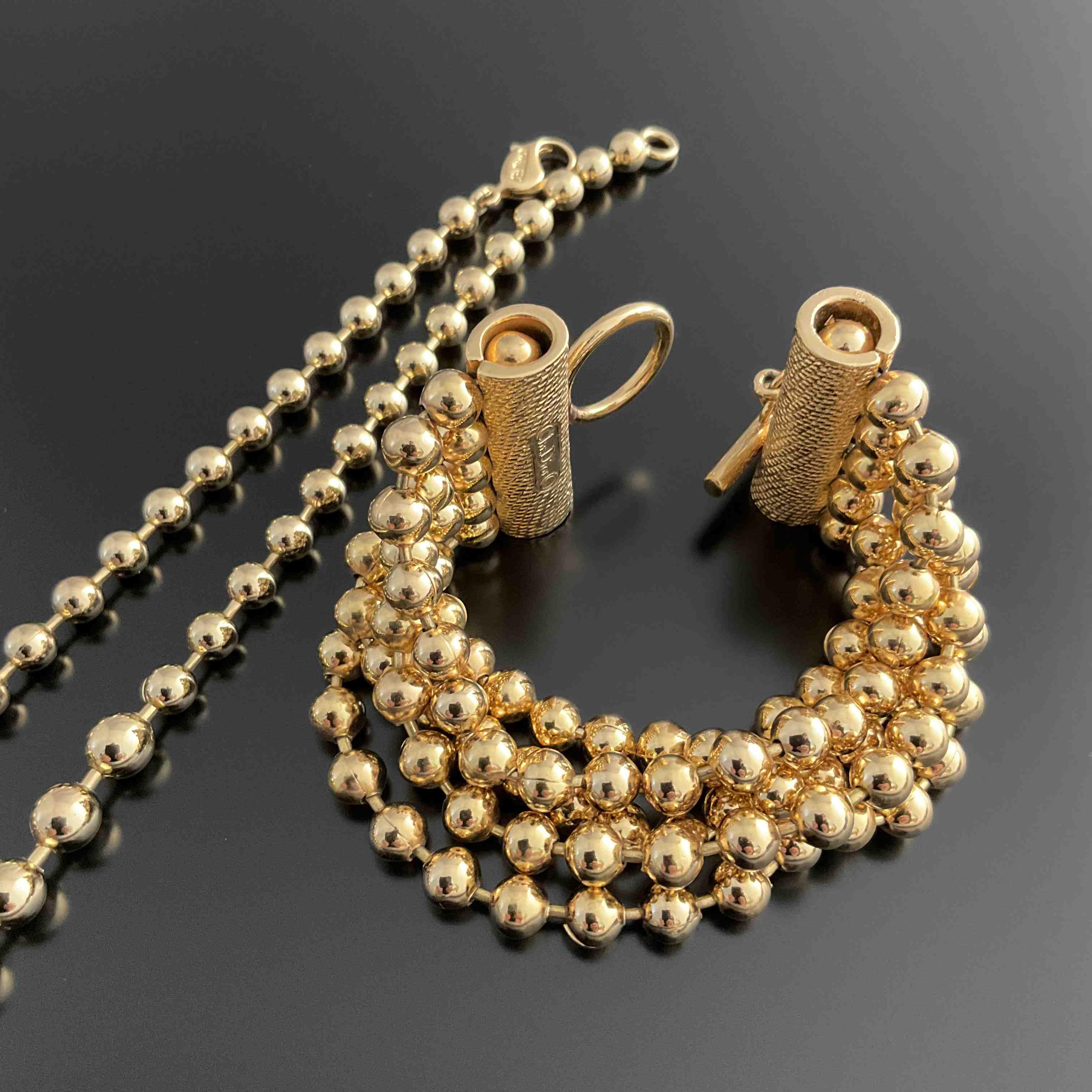 DIOR. PARURE en métal doré formés de rangs de perles...