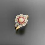 BAGUE en or jaune et gris. Plateau de forme ronde...