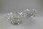 BACCARAT. Paire de COUPES montées polylobées en cristal pressé moulé...