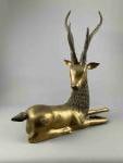 Ecole EXTREME-ORIENTALE du XXe siècle. 
Cerf couché. 
Bronze.
Hauteur : 59...