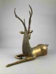 Ecole EXTREME-ORIENTALE du XXe siècle. 
Cerf couché. 
Bronze.
Hauteur : 59...