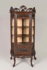 JAPON, vers 1900VITRINE ETAGERE en bois sculpté d'oiseaux parmi les...