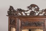 JAPON, vers 1900VITRINE ETAGERE en bois sculpté d'oiseaux parmi les...