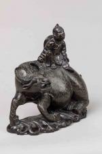 INDOCHINE, vers 1900Groupe en bois incrusté de fils d'argent, enfant...