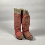 BOTTES de Terre-Neuvas laquées rouge en bois et toile.
Hauteur :...