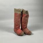 BOTTES de Terre-Neuvas laquées rouge en bois et toile.
Hauteur :...