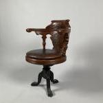 FAUTEUIL DE PAQUEBOT, pieds en fonte, assise amovible en cuir,...