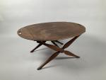 TABLE DE PONT pliante en bois. 
Hauteur : 42 cm....