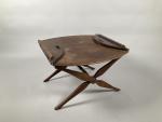 TABLE DE PONT pliante en bois. 
Hauteur : 42 cm....