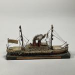 Petite MAQUETTE du "Princess Alice", portant trois étiquettes avec inscriptions....