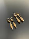 DEUX PAIRES de PENDANTS D'OREILLES "fuseaux" en or jaune. L'une...