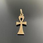 PENDENTIF croix ankh en or jaune. 
Hauteur avec anneau de...