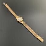 ZENITH. MONTRE-BRACELET de dame en or jaune. Cadran de forme...