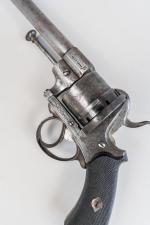 PISTOLET D'OFFICIER à silex signé THOMAS. 
Canon avec des gravures...