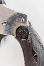 REVOLVER SMITH & WESSON Safety Calibre 38 CF. 
Finition nickelé...