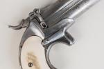 PISTOLET REMINGTON DERRINGER OVER UNDER 1er modèle. Il s'agit d'une...