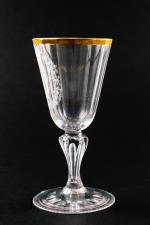 VERRE A JAMBE de forme tronconique en verre taillé à...