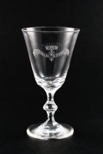 Paire de VERRES A JAMBE en cristal soufflé, gravés d'un...