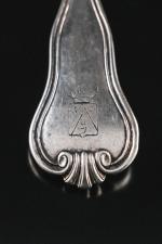 FOURCHETTE en argent modèle filets-contour. Spatule violonnée gravée aux armes...