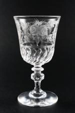 VERRE A JAMBE en cristal soufflé et taillé de cannelures...