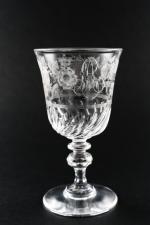 VERRE A JAMBE en cristal soufflé et taillé de cannelures...