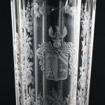 VASE de forme tronconique en cristal taillé. Il reçoit un...