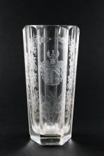 VASE de forme tronconique en cristal taillé. Il reçoit un...