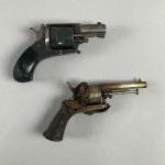 Réunion de deux REVOLVERS de poche comprenant :
- Revolver type...