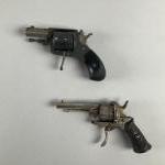 Réunion de deux REVOLVERS de poche comprenant :
- Revolver type...