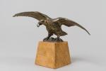 PORTE-MONTRE en bronze doré figurant un aigle au vol éployé....