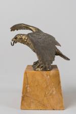 PORTE-MONTRE en bronze doré figurant un aigle au vol éployé....