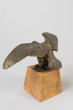 PORTE-MONTRE en bronze doré figurant un aigle au vol éployé....