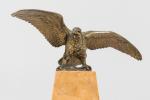 PORTE-MONTRE en bronze doré figurant un aigle au vol éployé....