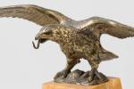 PORTE-MONTRE en bronze doré figurant un aigle au vol éployé....