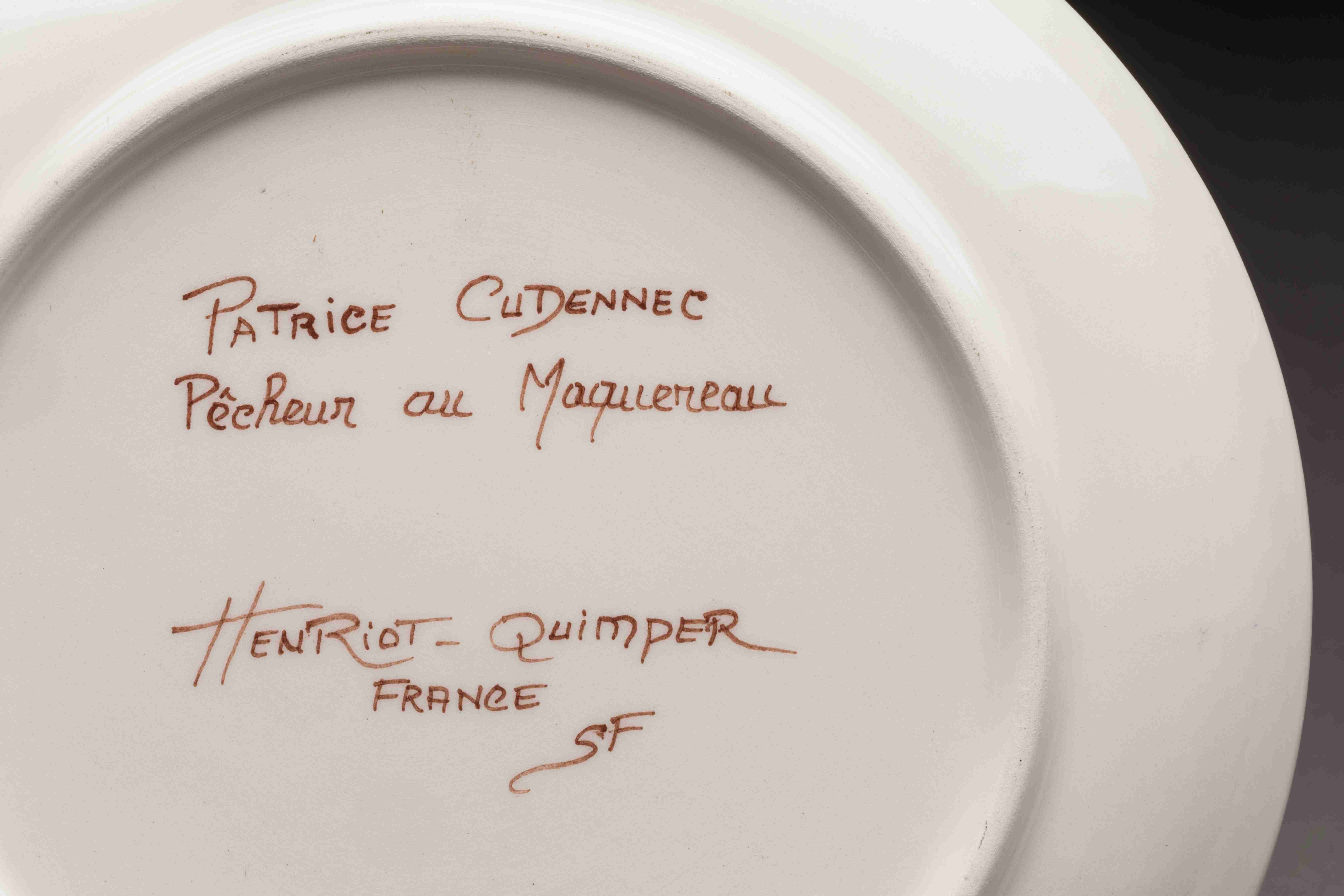 Patrice CUDENNEC (Saint-Brieuc, 1952) - HENRIOT, Quimper
"Pêcheur au maquereau".
Petite ASSIETTE...