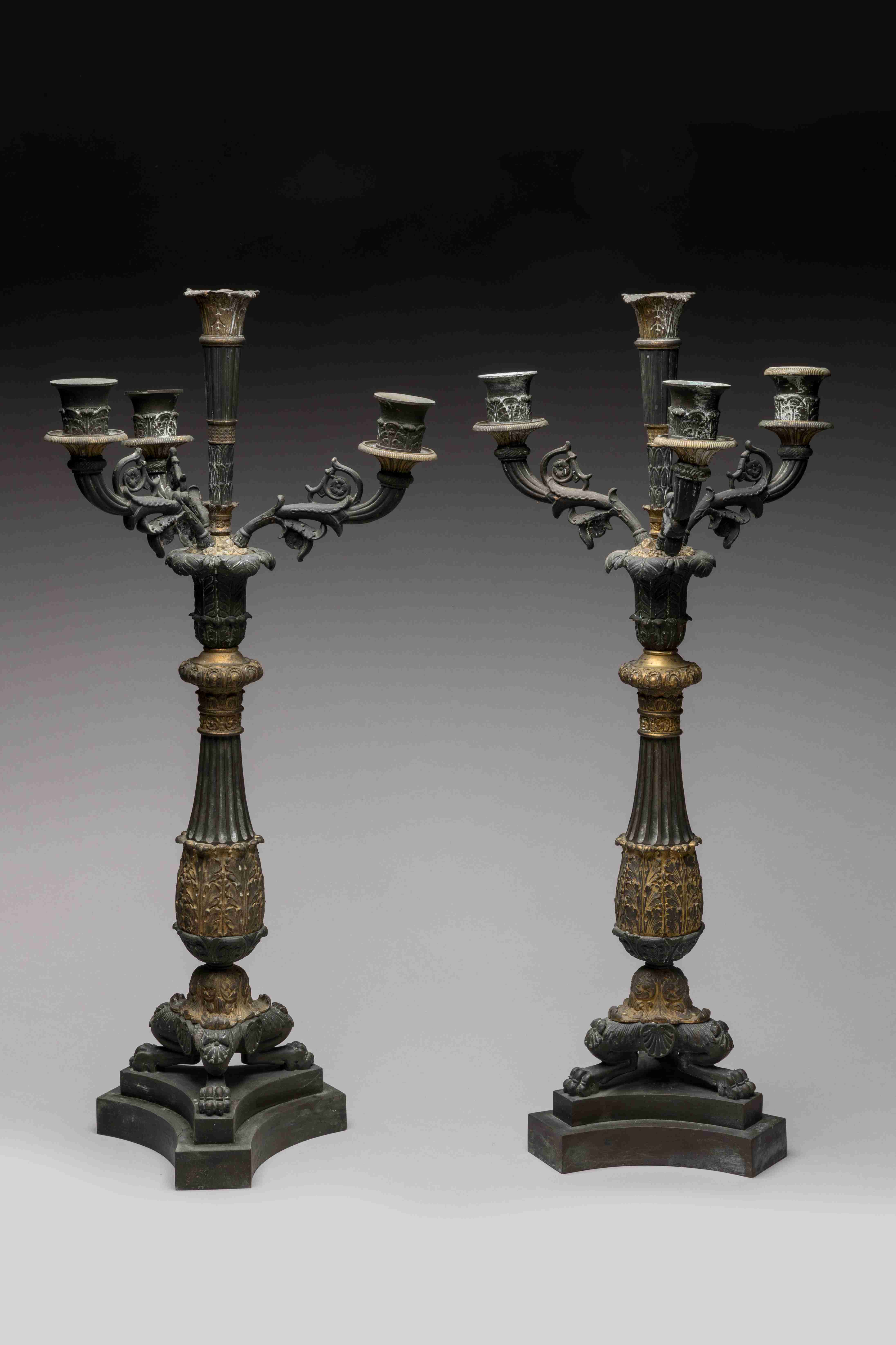 PAIRE DE CANDELABRES à quatre lumières en bronze ciselé, patiné...