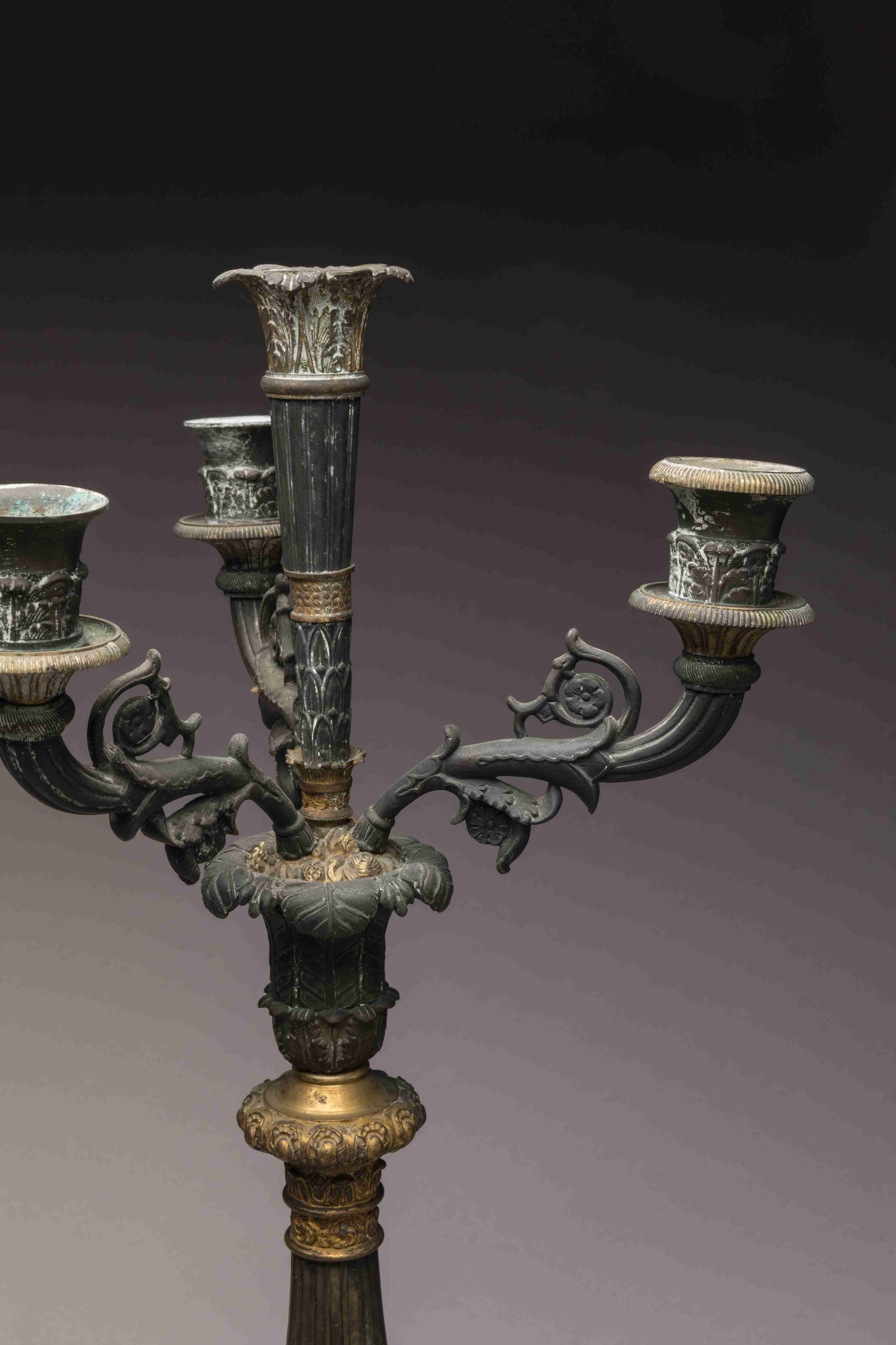 PAIRE DE CANDELABRES à quatre lumières en bronze ciselé, patiné...