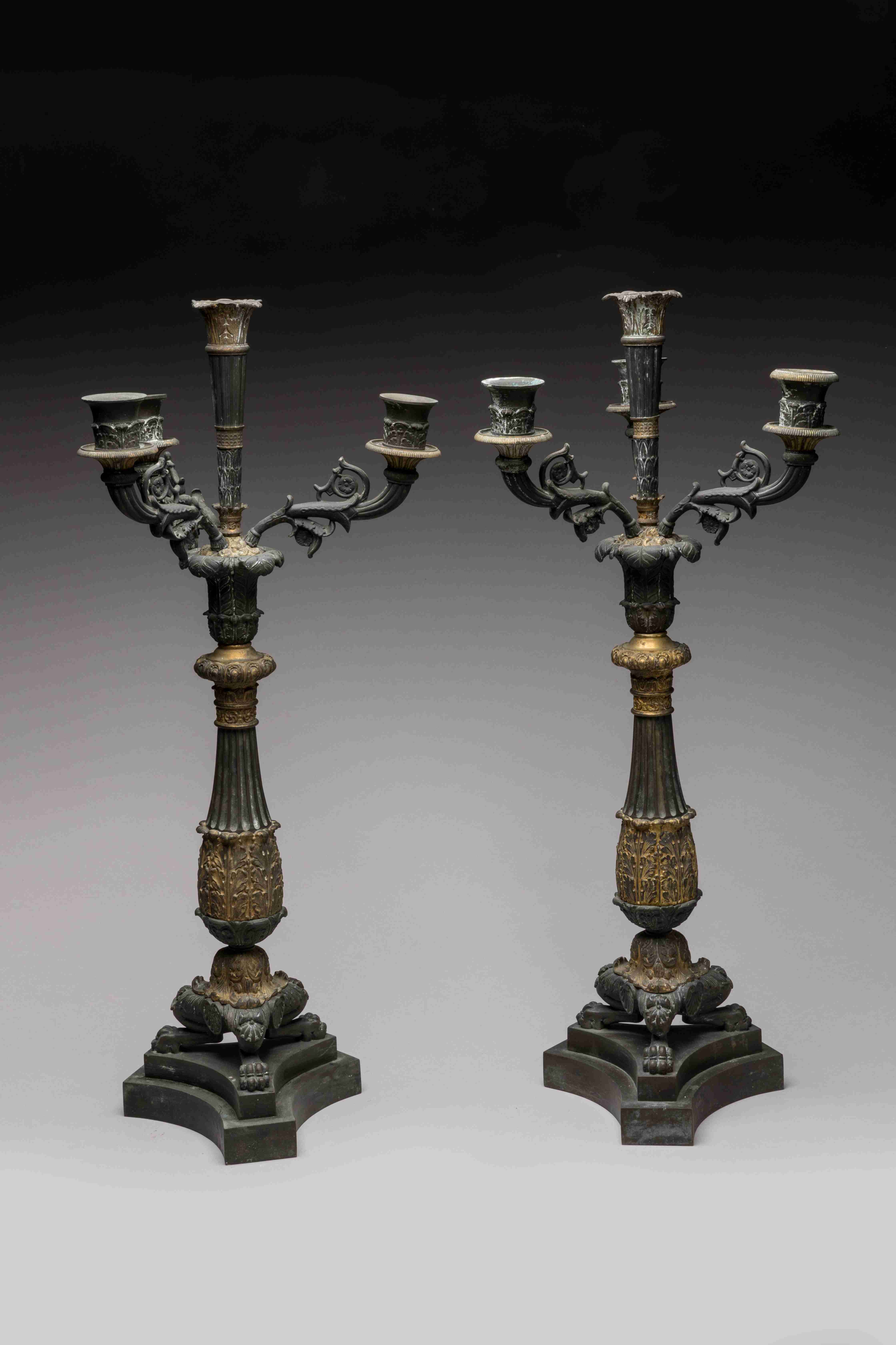 PAIRE DE CANDELABRES à quatre lumières en bronze ciselé, patiné...