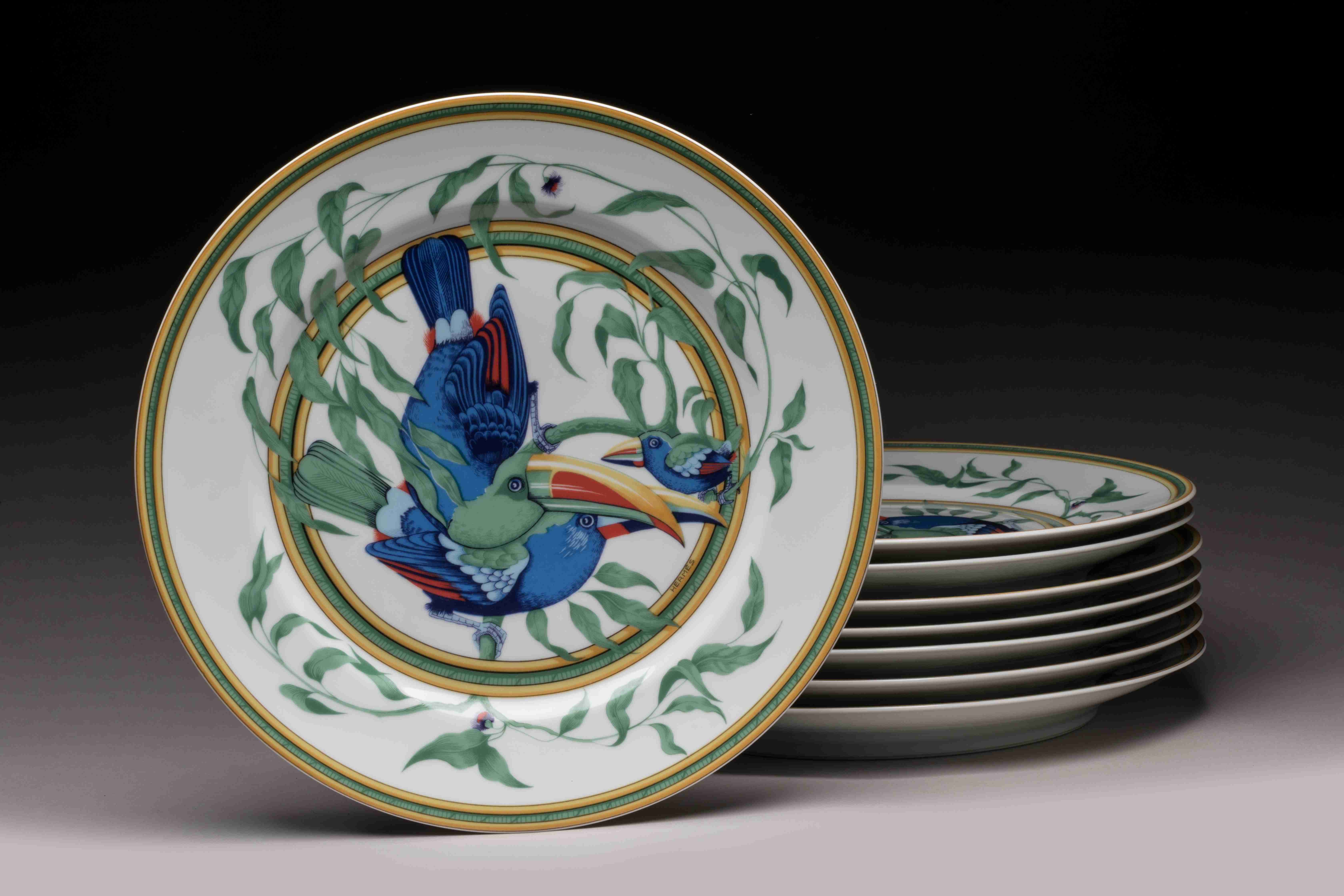 HERMES Paris, modèle "Toucans". Suite de HUIT GRANDES ASSIETTES en...