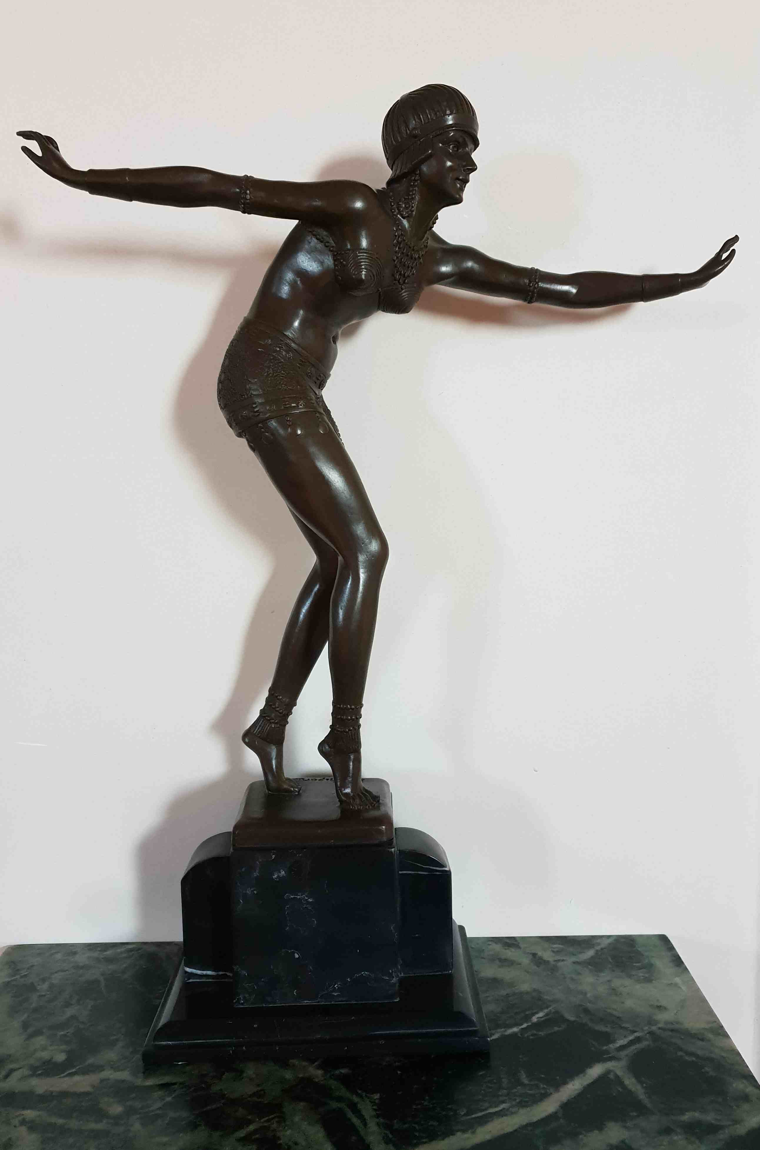 D'après Dimitri CHIPARUS (1886-1947)Danseuse Art Déco.Bronze patiné. Socle en marbre...