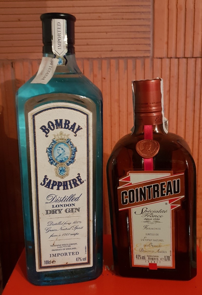 Réunion de DEUX BOUTEILLES D'APERITIF :- Gin Bombay Sapphire- Cointreau