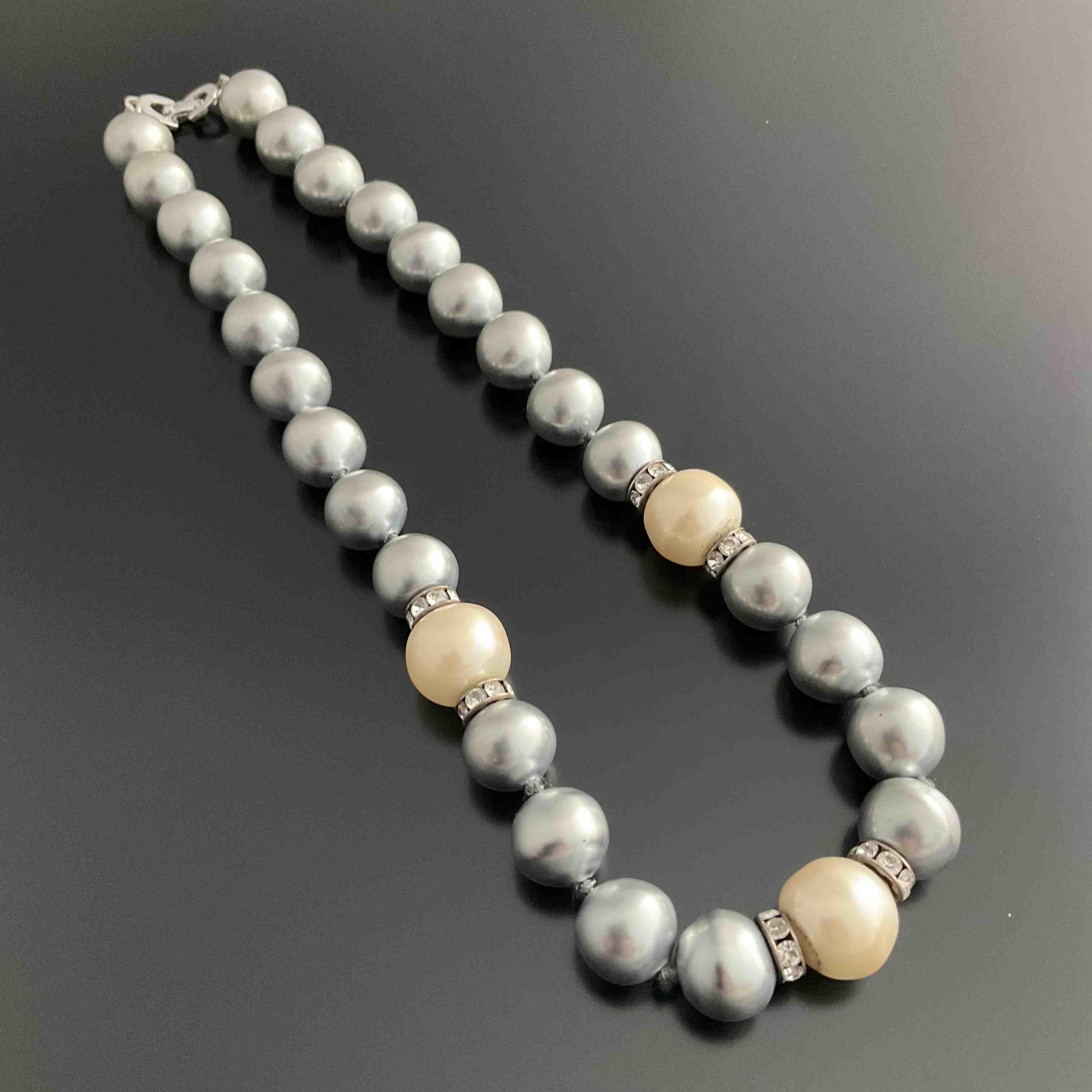 DIOR. COLLIER RAS-DE-COU de perles fantaisie baroques. Perles grises et...