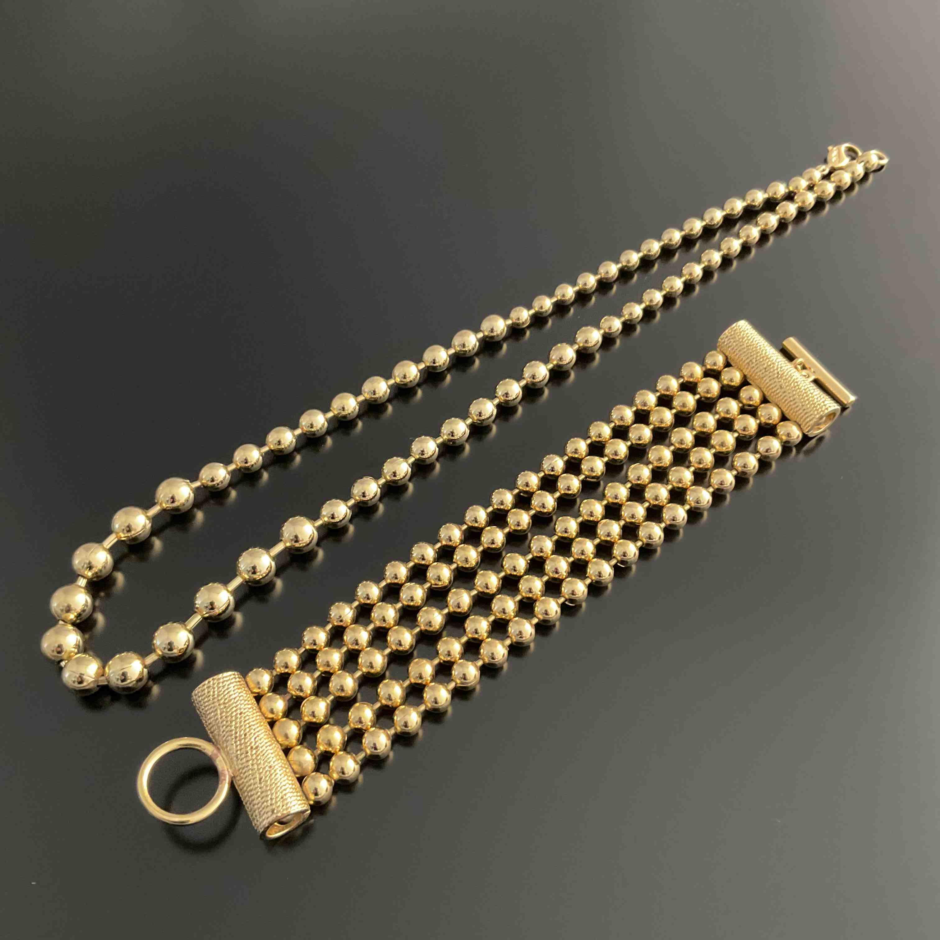 DIOR. PARURE en métal doré formés de rangs de perles...