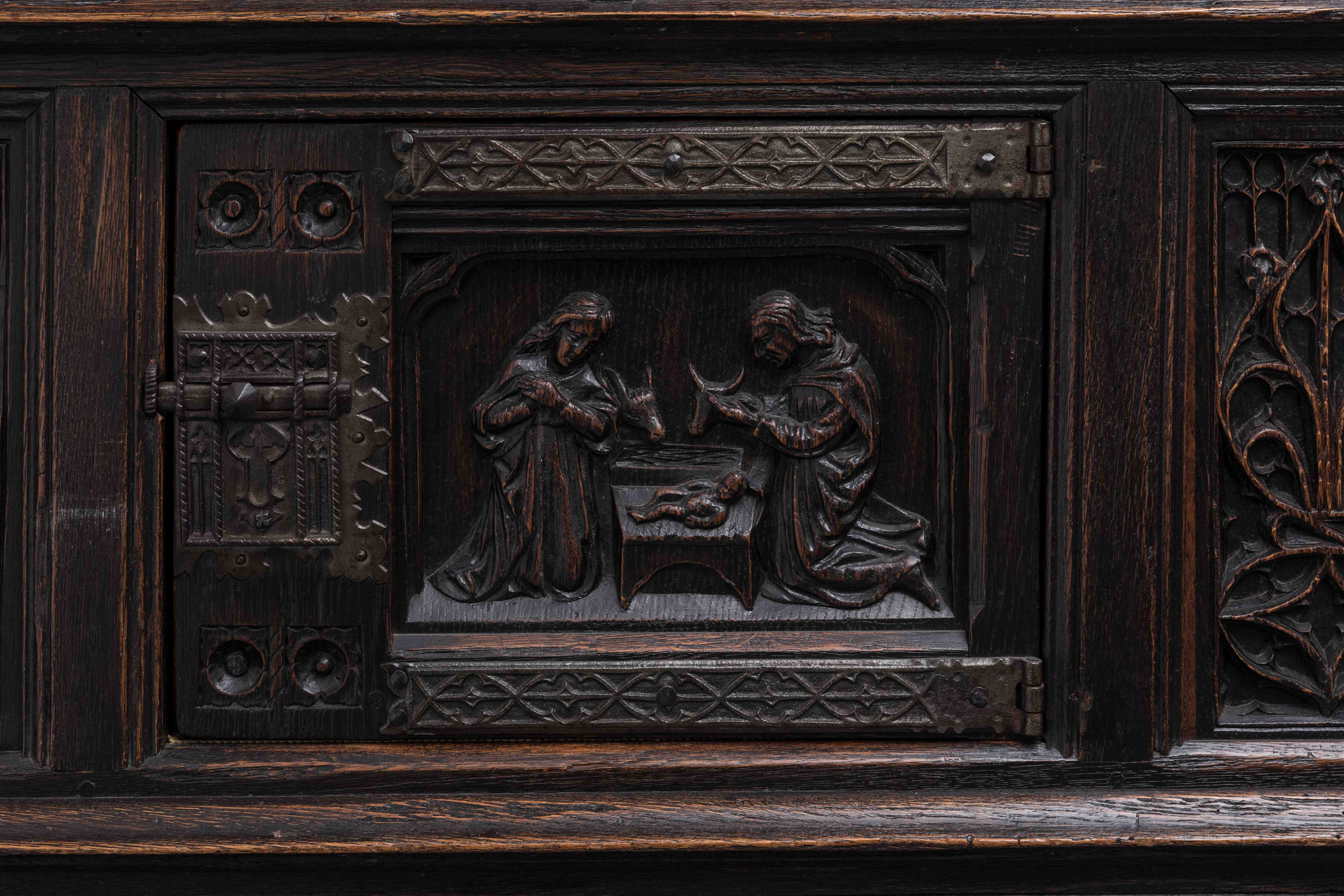 DRESSOIR de la NATIVITE de forme trapézoïdale en chêne teinté...