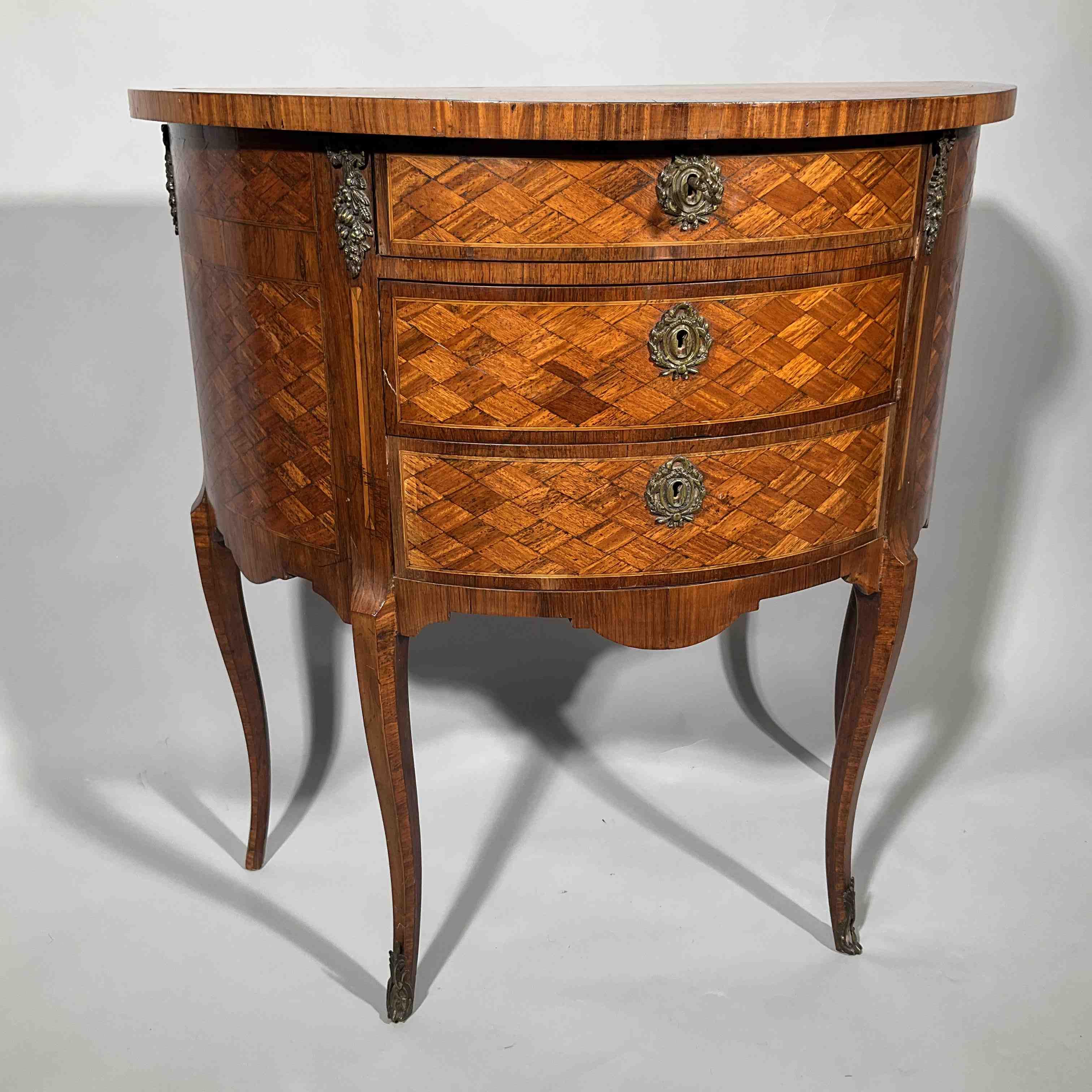 COMMODE demi-lune en placage de palissandre et marqueterie de losanges...