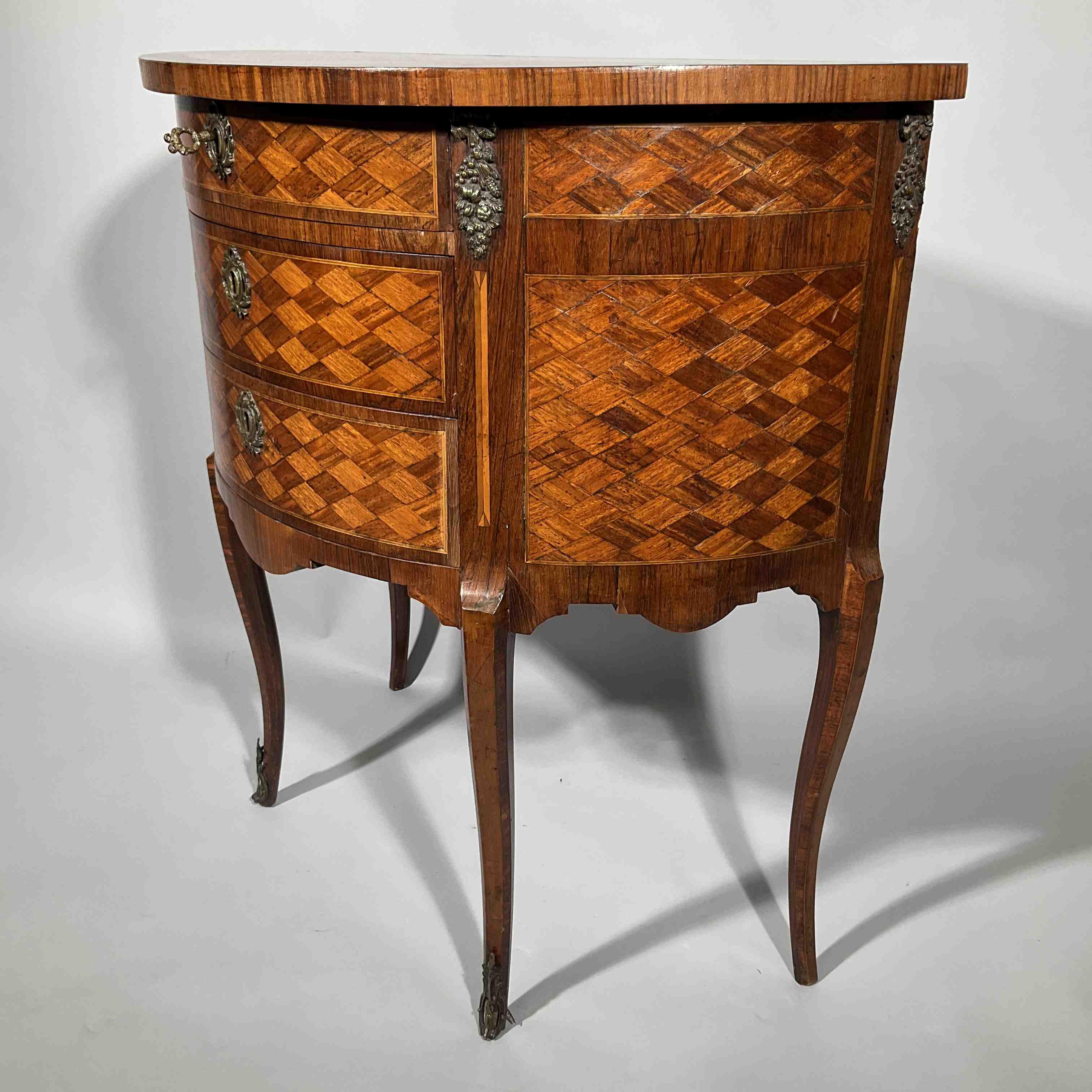 COMMODE demi-lune en placage de palissandre et marqueterie de losanges...