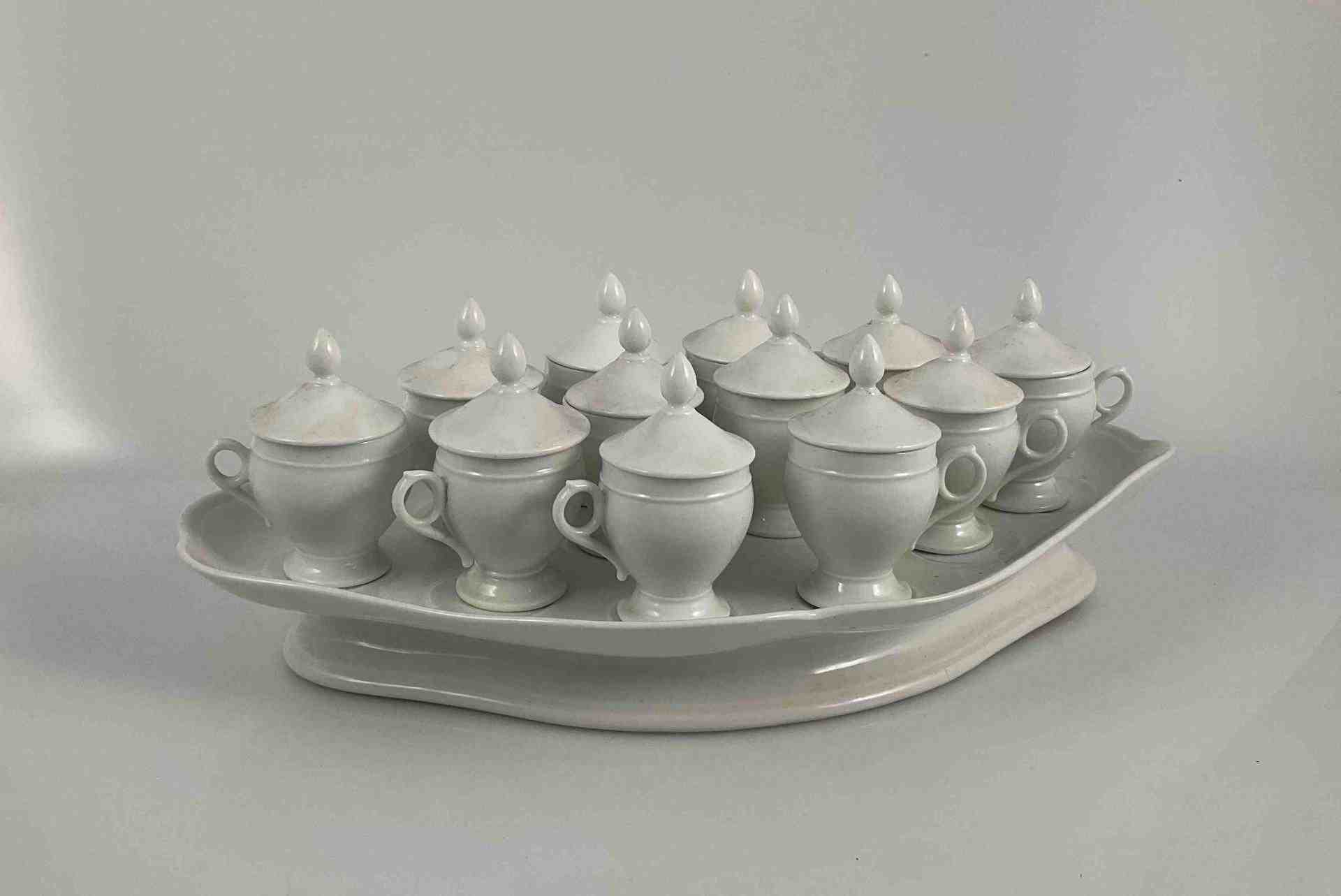 Rare SUITE de DOUZE POTS-A-CREME de forme balustre et leur...